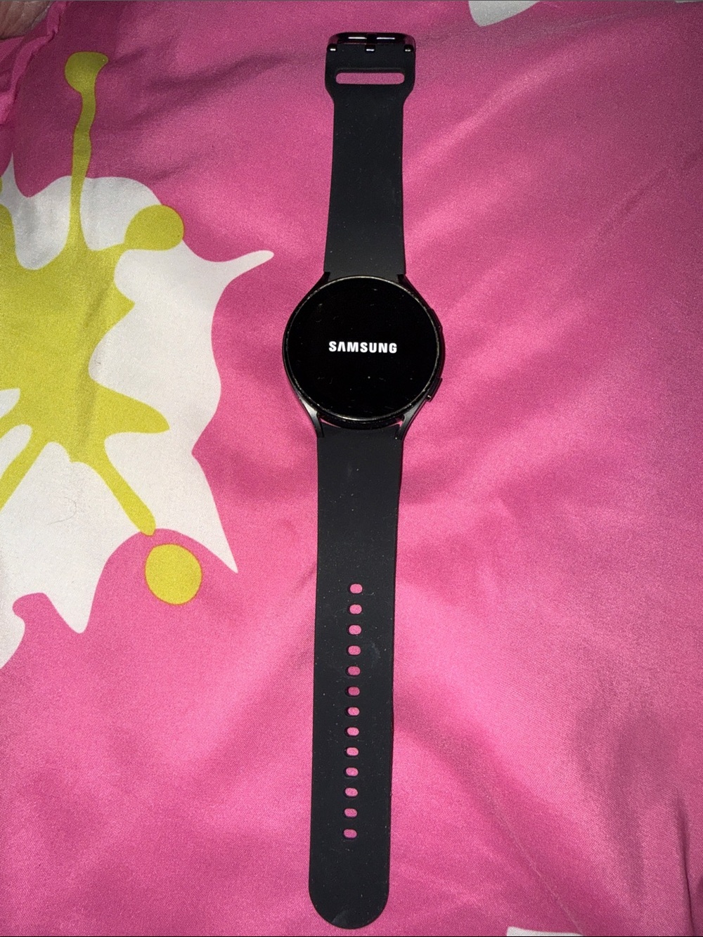 Samsung Galaxy Watch 4 features a sleek black sport band NWOB 44mm
